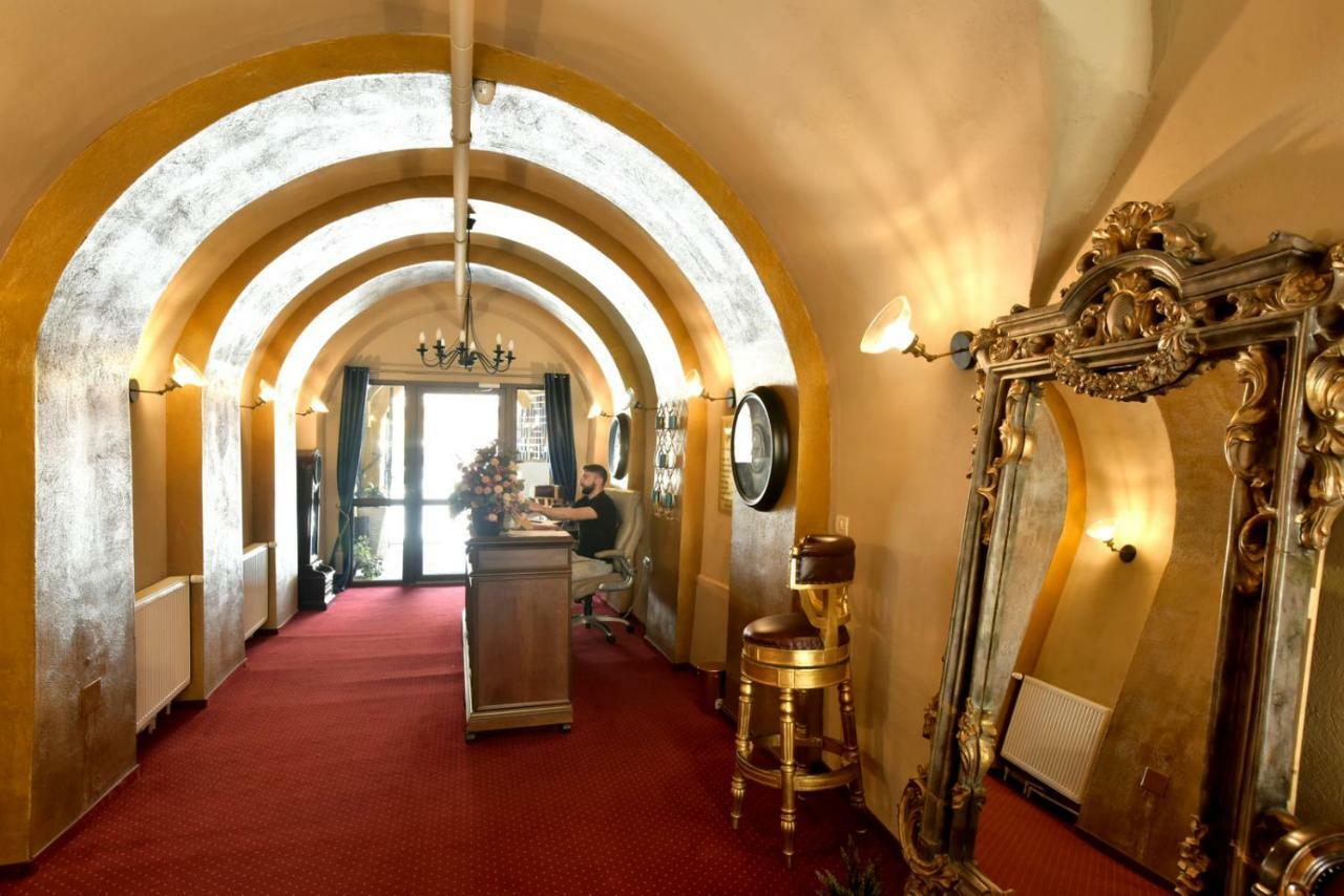 Safrano Palace ブラショフ エクステリア 写真